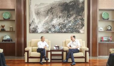 중국 공상은행 가흥 지점 총재 Zhang Shiqian이 연구를 위해 Tongkun을 방문합니다.