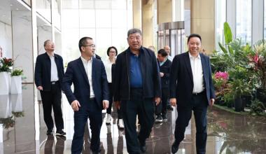 중국 자선단체 연맹 부회장 Sun Shaohua가 연구를 위해 Tongkun을 방문합니다.